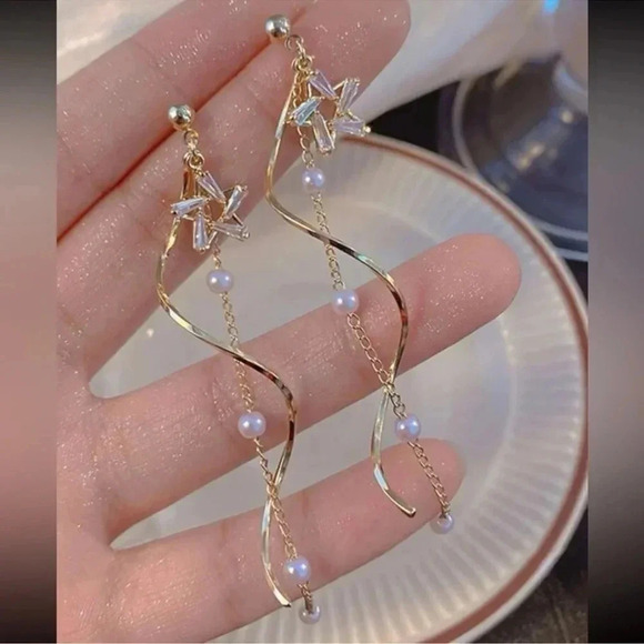 Gold Spiral Star & Pearl Earrings - Picture 3 of 3